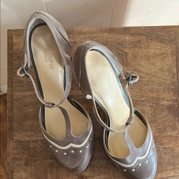 Crown Vintage grey t-strap heels - Picture 3 of 6